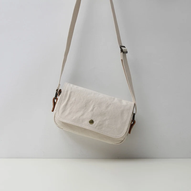Kadın Küçük Kanvas Deri Omuz Çantası. Günlük kullanım için ideal, şık ve fonksiyonel crossbody çanta, eşyalarınız için konfor ve alan sunar. — Fotoğraf 6