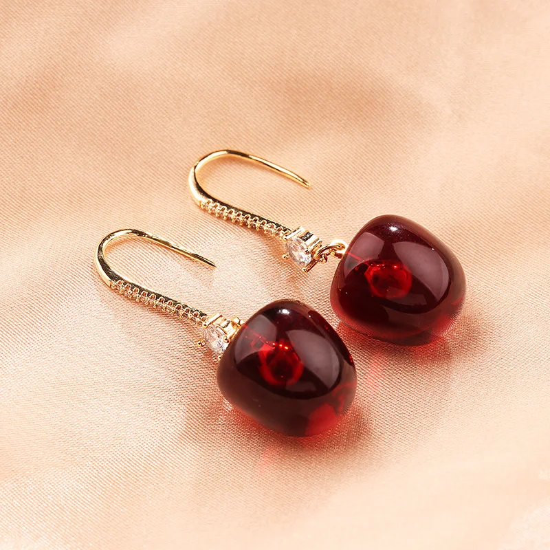 Brincos de pino de prata cereja vermelha com personalidade. Destaque-se com estilo único e charme! Perfeitos para uso diário ou eventos especiais. — foto 7