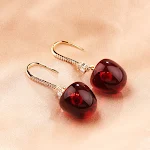 Brincos de pino de prata cereja vermelha com personalidade. Destaque-se com estilo único e charme! Perfeitos para uso diário ou eventos especiais. — foto 7
