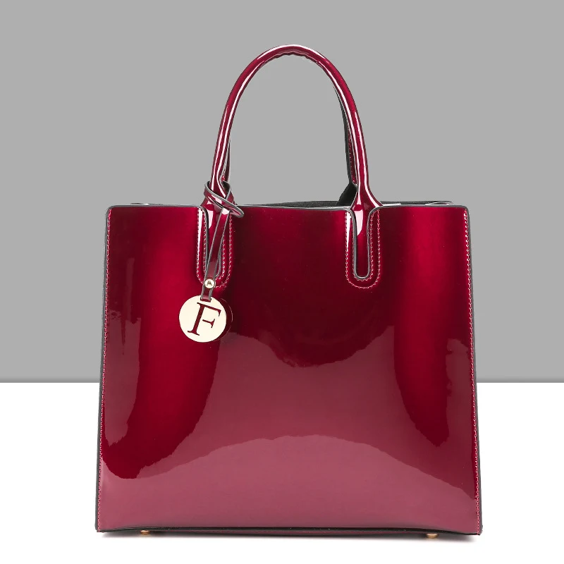 Title 6, Bolsa transversal de couro envernizado e espelh...