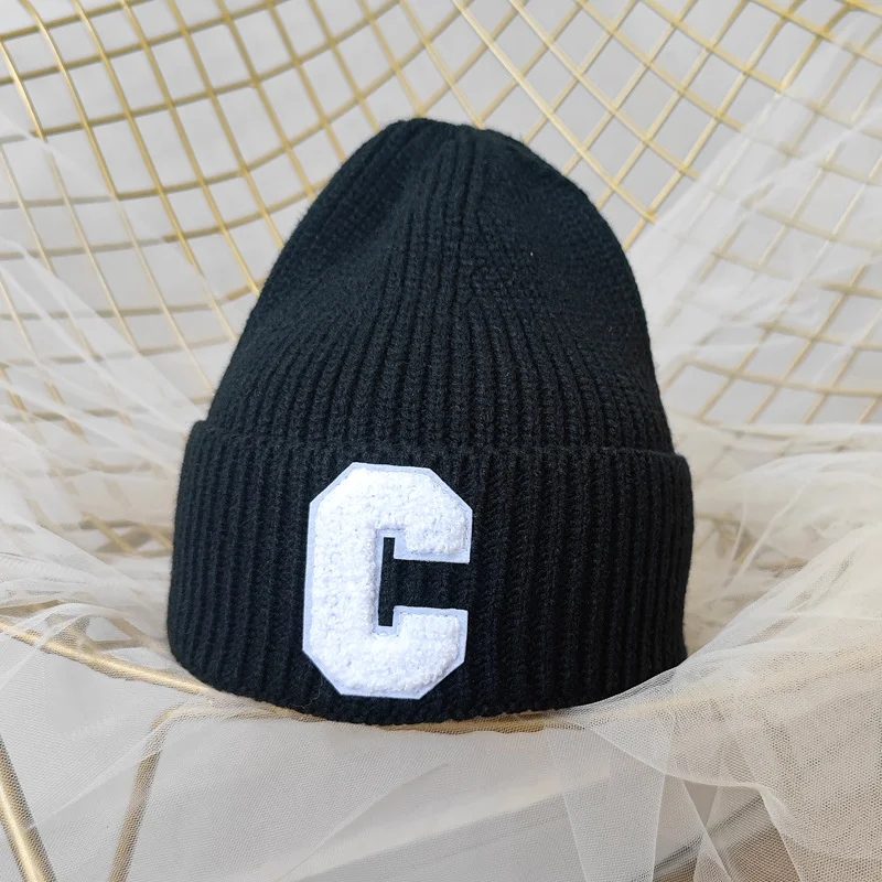 Gorro de lã grande C simples Um gorro de lã grande e simples, perfeito para o inverno. Conforto e aquecimento com lã de alta qualidade. — foto 27