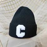 Gorro de lã grande C simples Um gorro de lã grande e simples, perfeito para o inverno. Conforto e aquecimento com lã de alta qualidade. — foto 27