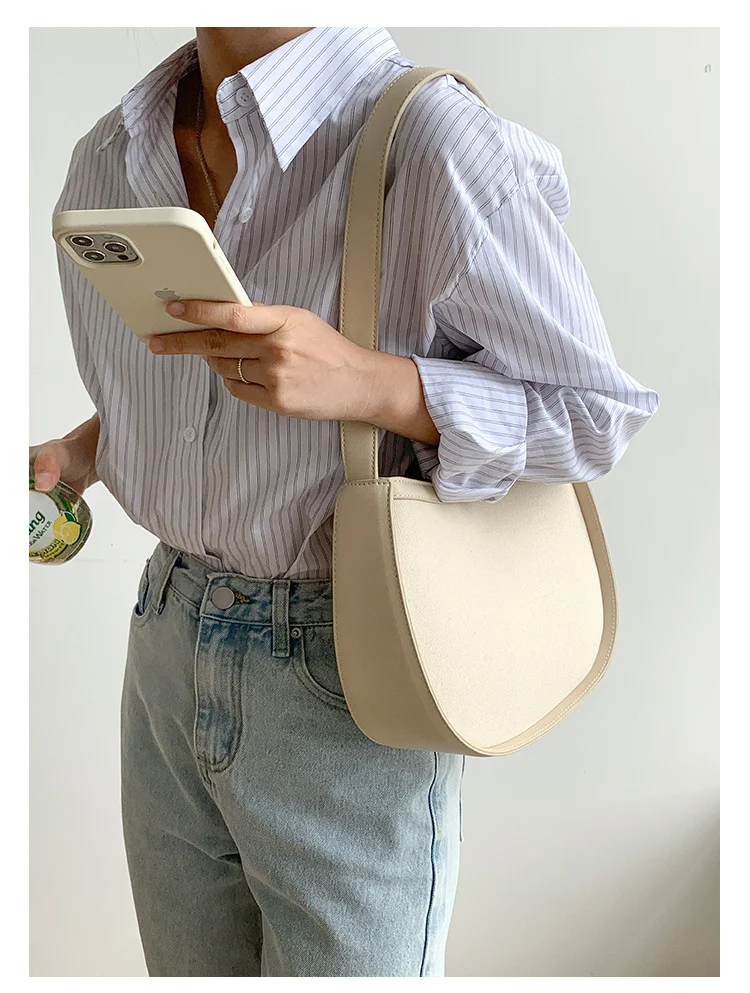 Bolsa de ombro versátil em lona estilo balde, ideal para uso sob o braço ou no ombro, espaçosa e prática para o dia a dia. — foto 6