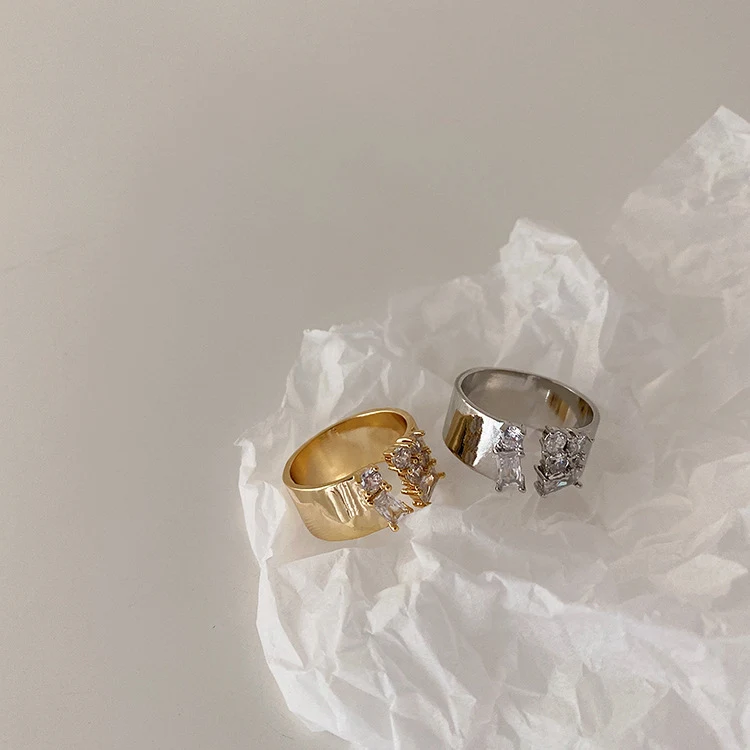 Anel de metal com zircônia irregular Simplicidade Design moderno e elegante para o uso diário. Jóia discreta e sofisticada. Perfeito para diversas ocasiões. — foto 5