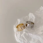 Anel de metal com zircônia irregular Simplicidade Design moderno e elegante para o uso diário. Jóia discreta e sofisticada. Perfeito para diversas ocasiões. — foto 5