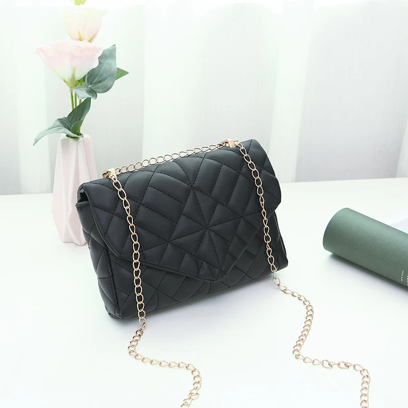 Bolsa feminina Fashion Lingge com bordado e corrente, elegante e charmosa. Ideal para completar seu look com sofisticação e estilo. — foto 7