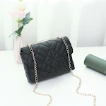 Bolsa feminina Fashion Lingge com bordado e corrente, elegante e charmosa. Ideal para completar seu look com sofisticação e estilo. — foto 7