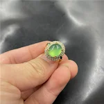 Anel de Calcedônia Azul com Incrustações de Formas Geométricas. Design elegante e atemporal, perfeito para adicionar um toque de sofisticação ao seu look. — foto 9