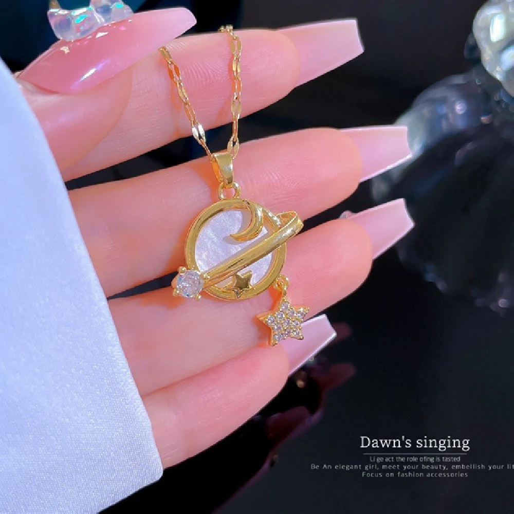 Colar feminino com pingente de concha, estrela e lua, micro strass e design que realça o temperamento, perfeito para mulheres. — foto 3
