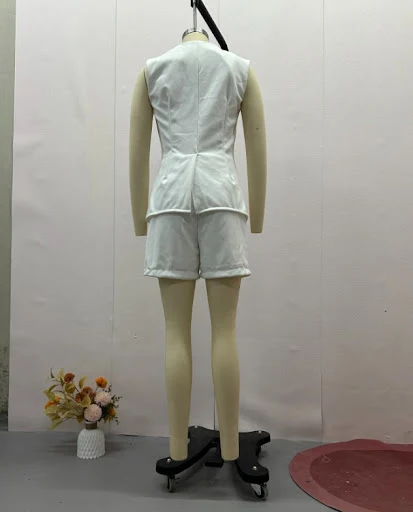 Title 5, Abito corto con gilet multibottone senza maniche