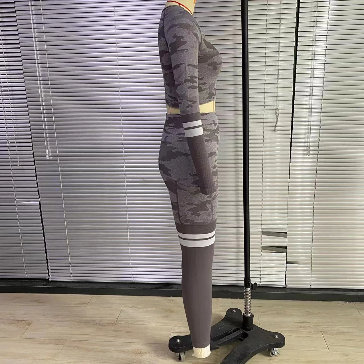 Title 17, Stretch Tight Pocket Trousers Suit Offers Comfo...