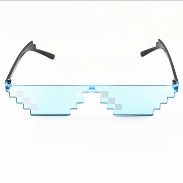 Disfraz de parodia periférica de anime con gafas de sol de píxeles de mosaico — foto 10