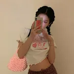 Witte T-shirt Dames Nieuw Cropped Navel Geborduurd Top. Zomerse en trendy look voor een casual en stijlvolle uitstraling. — foto 5