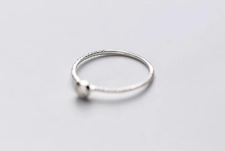 Anel feminino de prata S925 com diamante único e design torcido, joia elegante, presente ideal para mulheres sofisticadas. — foto 4