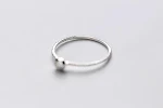 Anel feminino de prata S925 com diamante único e design torcido, joia elegante, presente ideal para mulheres sofisticadas. — foto 4