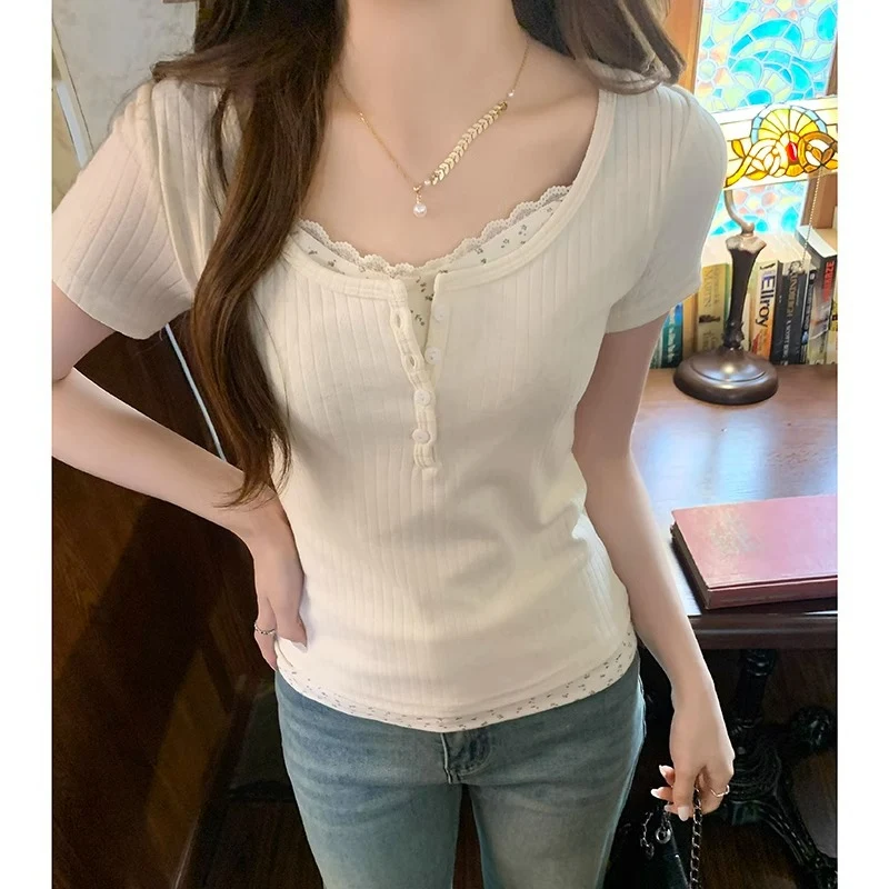 Dames T-shirt met bloemenstiksel en korte mouwen. Ideaal voor een casual en modieuze look. Geniet van comfort en stijl. De perfecte zomerse keuze. — foto 13
