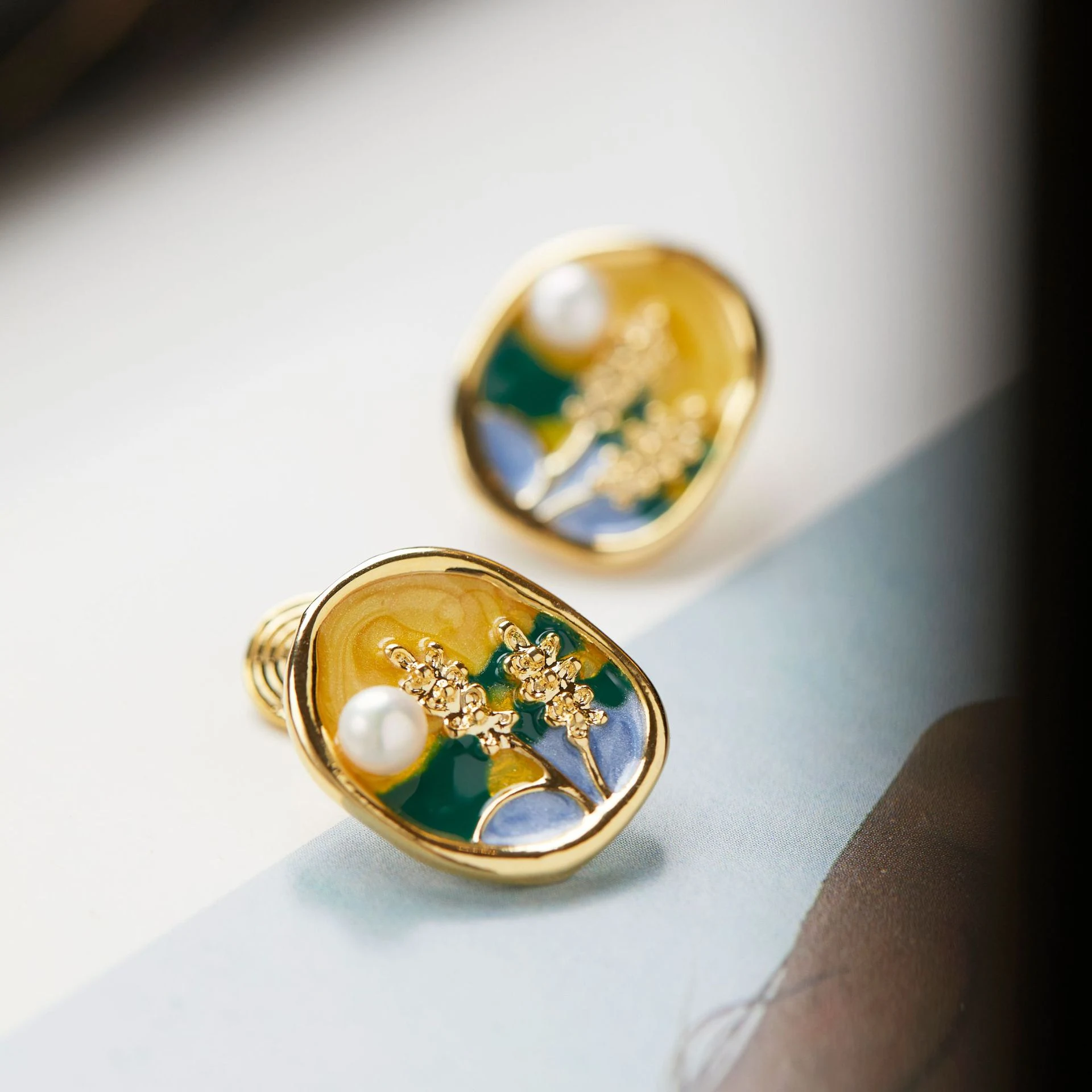 Brincos Vintage Pintura a Óleo com Esmalte, Arte nos Seus Ouvidos, Design Único, Elegância e Sofisticação, Presente Especial. — foto 4