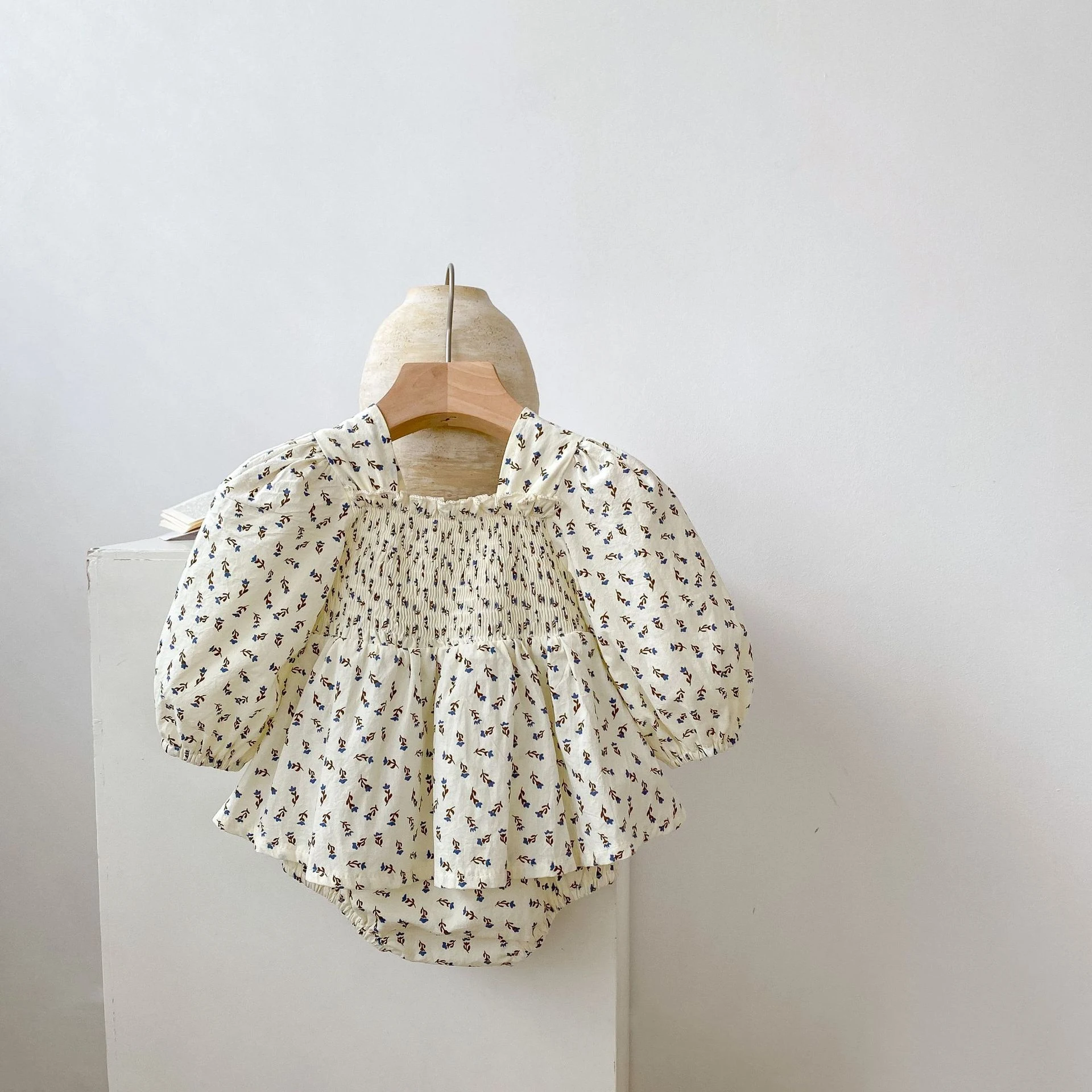 Macacão Vestido Princesa Solto Manga Longa com Gola Quadrada, Pregas e Manga Bufante para um Visual Elegante e Confortável — foto 9