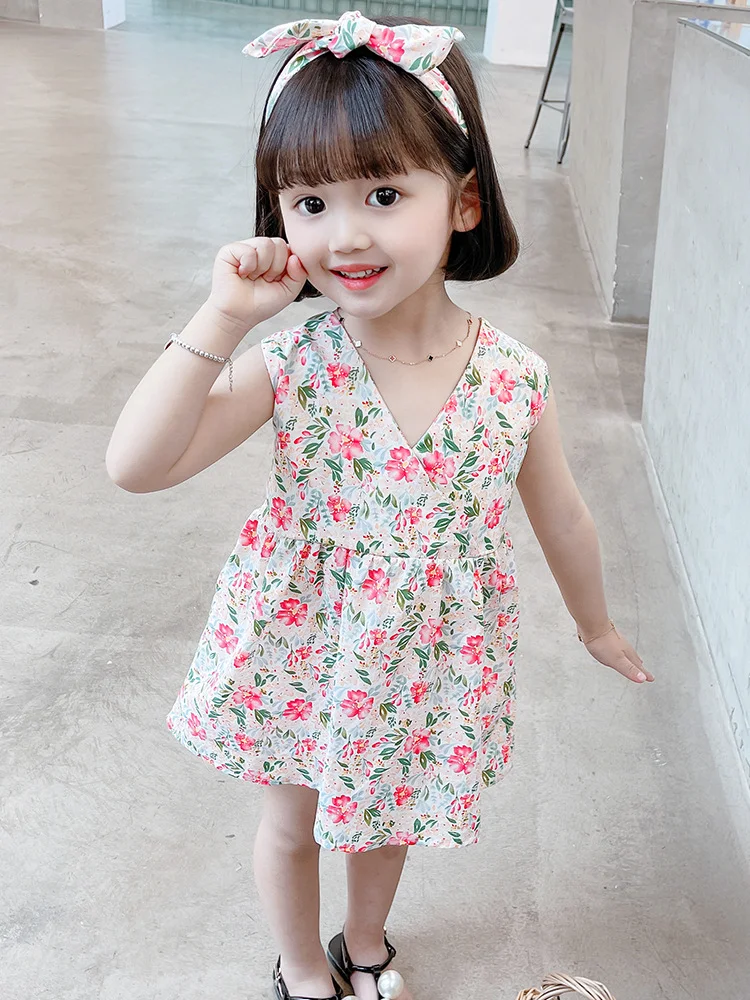 Vestido de verão infantil com babados e alças finas, perfeito para o calor. Confortável e estiloso, ideal para os dias ensolarados e divertidos. — foto 13