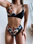 Driedelige bikini voor dames, perfect voor strand en zwembad. Geniet van de zon in deze stijlvolle en comfortabele badkleding, met goede bedekking. — foto 1