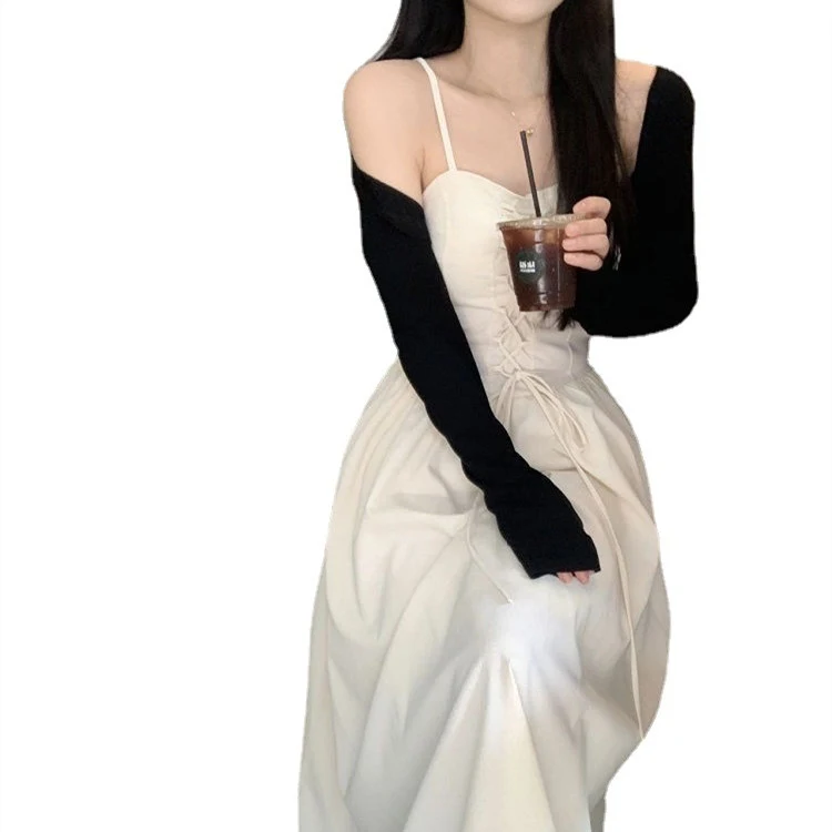 Abito donna con spalline sottili, effetto fascia in vita. Un look alla moda per valorizzare la silhouette con eleganza e stile. — foto 2