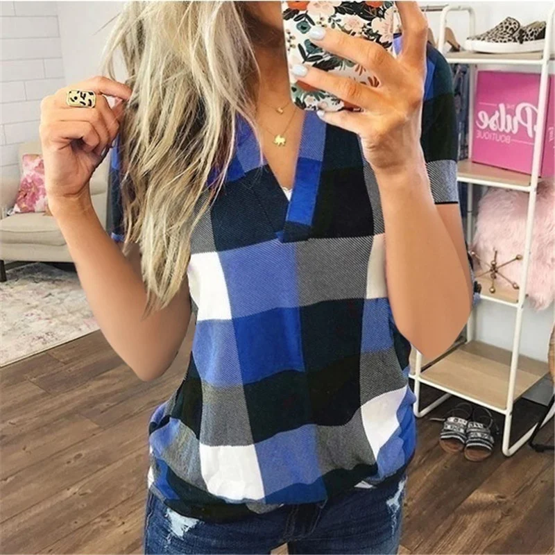 Camiseta feminina nova xadrez com decote em V e mangas curtas, perfeita para um visual casual e confortável, ideal para o dia a dia. — foto 5