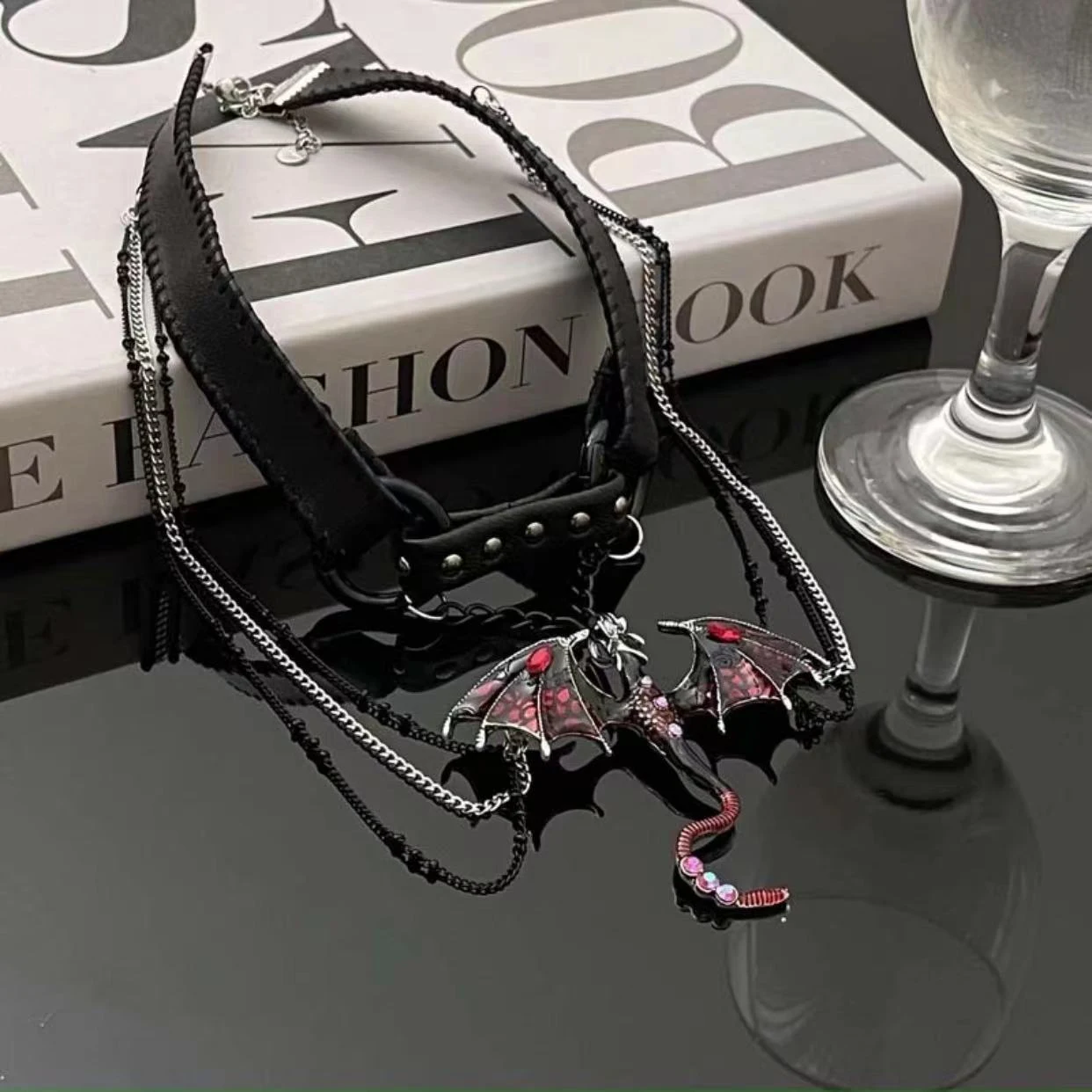 Colar com pingente de dragão voador gótico, moderno e legal, com borla para mulheres. Design único e fashion. — foto 5