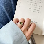 Anel de personalidade verde oliva com zircônia temperamento feminino. Adicione um toque de sofisticação e estilo único ao seu visual. — foto 4