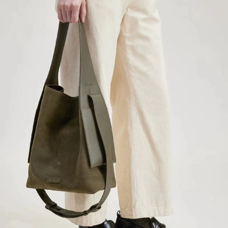 Bolsa transversal de ombro e corpo, com design de orelha em camurça, elegante e prática, ideal para carregar seus pertences com conforto e estilo. — foto 2