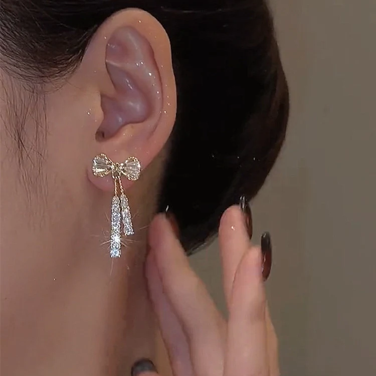 Title 3, Pendientes de cristal con diseño de lazo y diam...