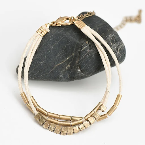 Title 4, Bracciale in perline di metallo