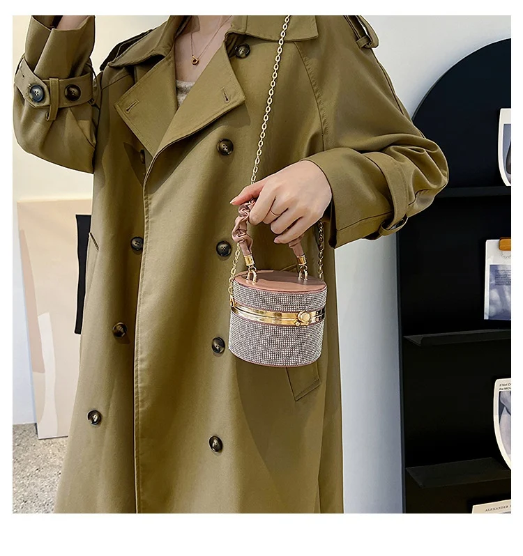 Nuova Borsa a Spalla da Donna Versatile con Pieghe e Catena, Perfetta per un Look Elegante e Funzionale in Ogni Occasione — foto 25