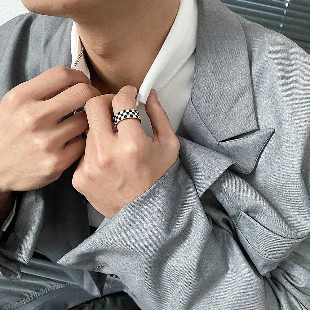 Anel xadrez preto e branco em aço titânio, visual moderno e arrojado. Resistente, durável e elegante. Perfeito para homens e mulheres que buscam estilo. — foto 2