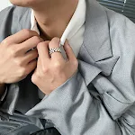 Anel xadrez preto e branco em aço titânio, visual moderno e arrojado. Resistente, durável e elegante. Perfeito para homens e mulheres que buscam estilo. — foto 2