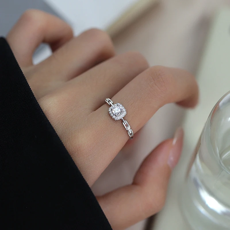 Anel de diamante geométrico simples e versátil para mulheres. Design quadrado e redondo que combina com tudo. Ideal para uso diário e eventos. — foto 12
