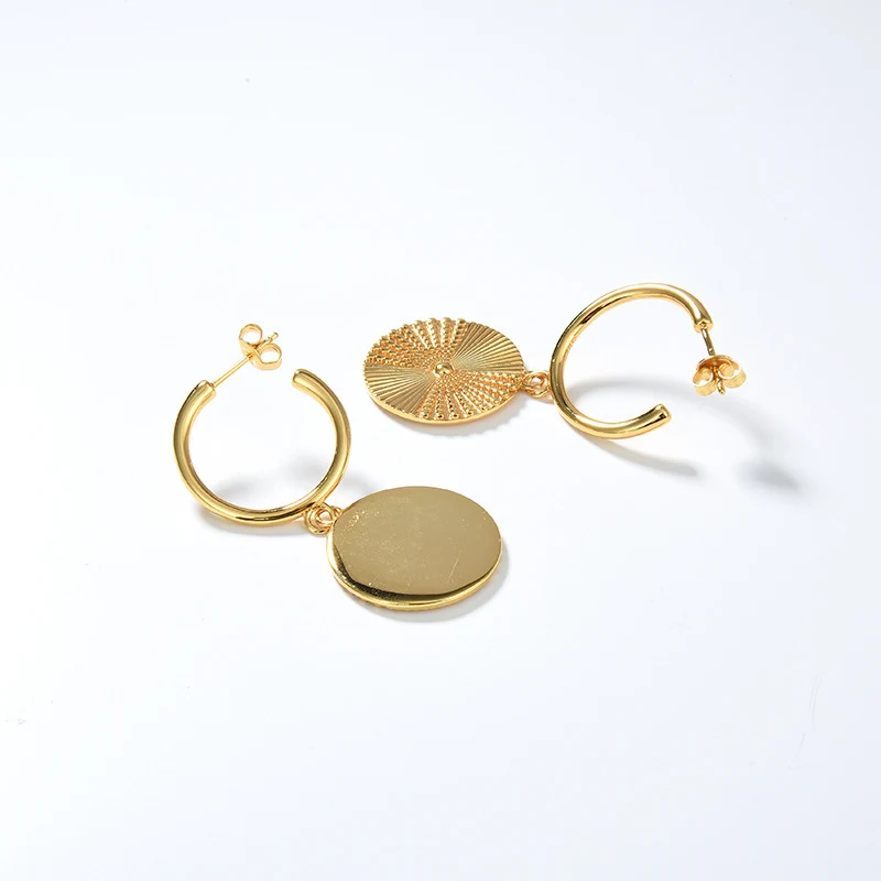 Brincos femininos simples e retrô, um toque de charme vintage para você. Leves e estilosos, realçam sua beleza com elegância. — foto 3