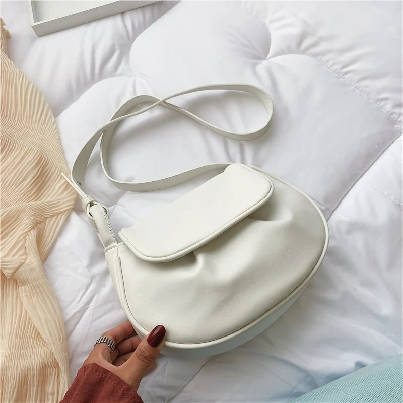 Bolsa transversal semicircular Folded Cloud Bag, modelo sela. Design dobrável e crossbody, ideal para carregar seus itens essenciais com estilo e praticidade. — foto 5