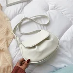 Bolsa transversal semicircular Folded Cloud Bag, modelo sela. Design dobrável e crossbody, ideal para carregar seus itens essenciais com estilo e praticidade. — foto 5