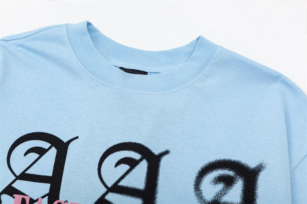 Camiseta masculina de manga curta com estampa de letras góticas, design moderno e urbano, tecido confortável e respirável para um visual estiloso. — foto 18