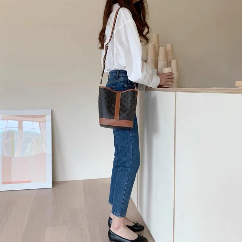 Dunne, kleine negenpunts sigarettenpijp broek, licht en comfortabel, ideaal voor een discrete en stijlvolle look. — foto 1