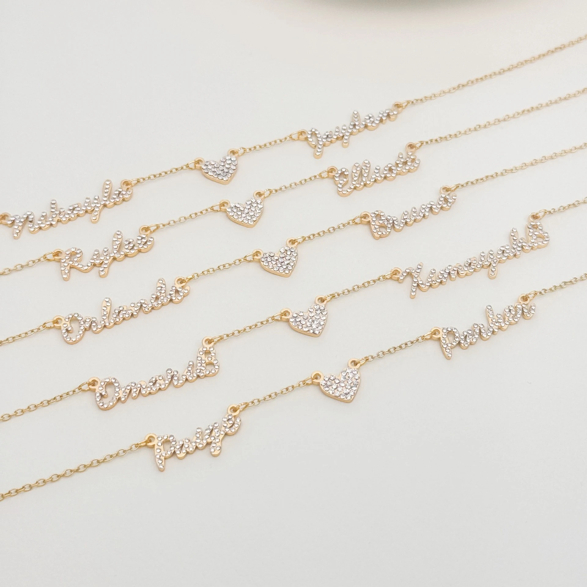 Colar DIY personalizado com múltiplos nomes cravejados de diamantes, corrente de aço inoxidável, coração charmoso. Joia personalizada. — foto 7