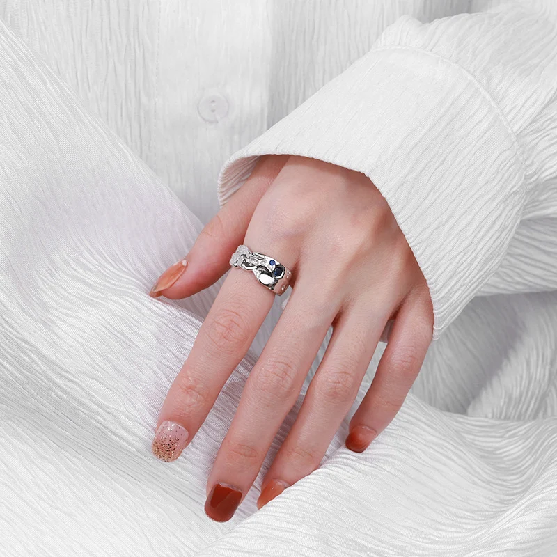 Anel de zircônia azul com textura de lava em prata esterlina com extremidade aberta, design exclusivo para um visual moderno e sofisticado. — foto 7