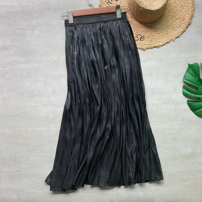 Saia plissada acetinada com brilho perolado sedoso. Leveza e sofisticação para um visual elegante e moderno. Perfeita para diversas ocasiões. — foto 12