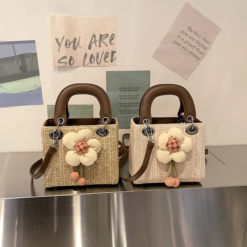 Bolsa de mão feminina de palha com flores Tecido artesanalmente, ideal para praia, passeios e looks casuais. Leve a beleza natural com você. — foto 9