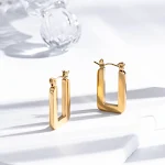 Brincos geométricos simples de aço titânio, brilhantes e inoxidáveis. Design moderno, minimalista e hipoalergênico, perfeitos para uso diário. — foto 8