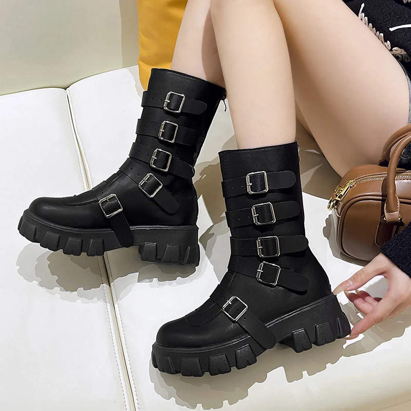 Title 2, Botas de plataforma médias com fivela de metal ...