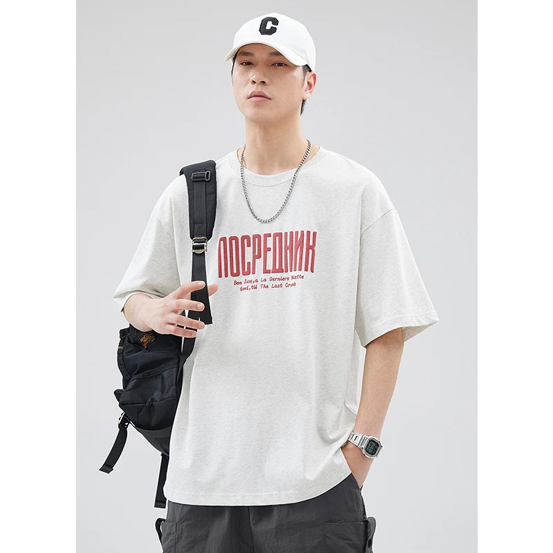 Camiseta com estampa de letras, estilo japonês, solta, algodão, manga curta, ideal para um visual casual e confortável no dia a dia — foto 1
