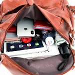 Mochila feminina de moda europeia e americana, perfeita para o dia a dia. Confortável, espaçosa e elegante para trabalho e viagens. — foto 6