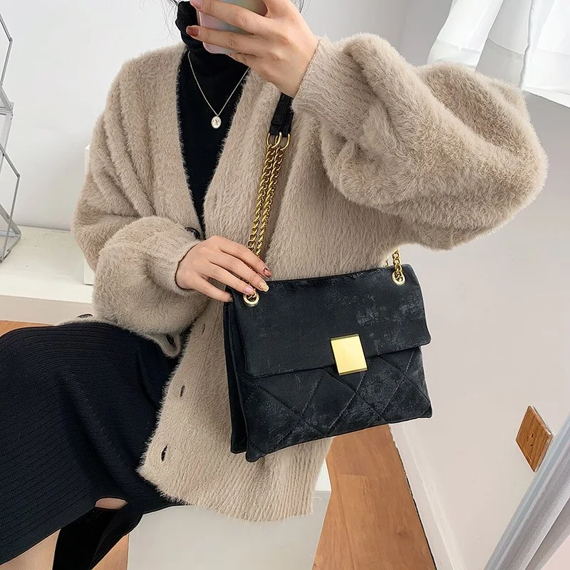 Bolsa mensageiro fashion, de um ombro e axila, pequena quadrada. Leve seus itens essenciais com estilo e praticidade, ideal para o dia a dia. — foto 4