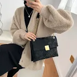 Bolsa mensageiro fashion, de um ombro e axila, pequena quadrada. Leve seus itens essenciais com estilo e praticidade, ideal para o dia a dia. — foto 4